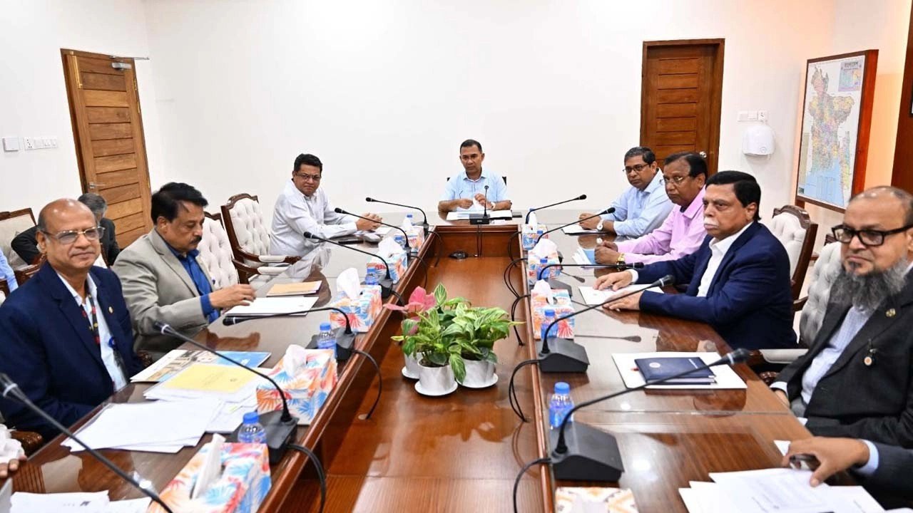 রাজধানীর পাঁচ লেকের দূষণ রোধে সমন্বিত পদক্ষেপের নির্দেশ প্রধানমন্ত্রীর